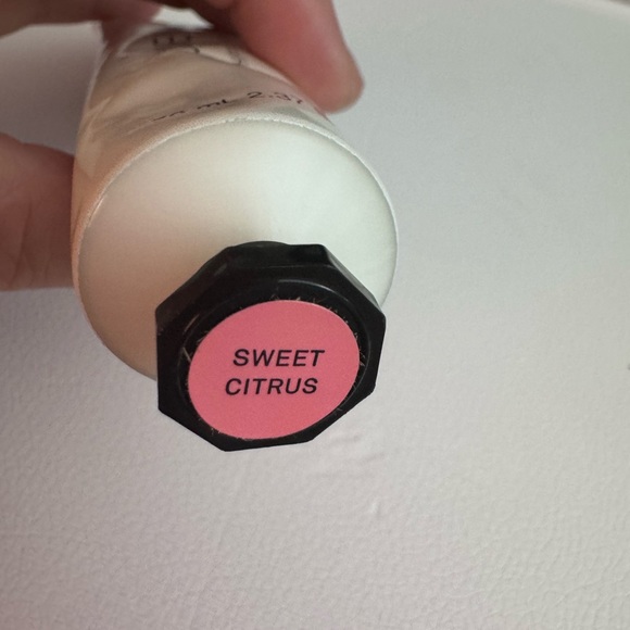 Josie Maran whipped argan oil body butter - Picture 3 of 6